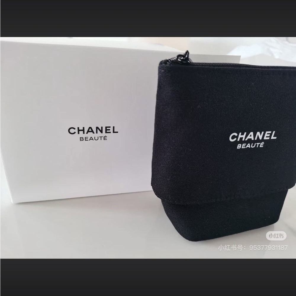 CHANEL Beauté Black Zip Cosmetic Pouch - Picture 2 of 5